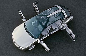 Concept-car Mercedes F 500 Mind : Absence de pilier latéral, ouverture des portes originale